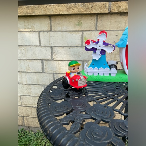 CoComelon Petting Farm Playset Sounds, Phrases and Musical for Kids and Toddlers - Picture 9 of 9